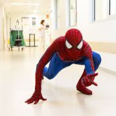 Spiderman, 11 años haciendo sonreír a los niños hospitalizados     
