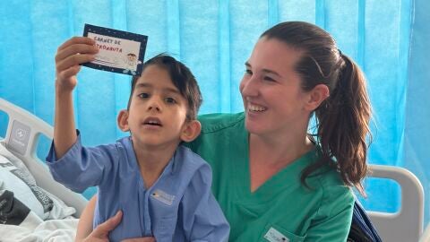 Un ni&ntilde;o en el Hospital General de Elche con su carn&eacute; de astronauta.