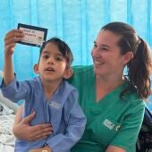 Un niño en el Hospital General de Elche con su carné de astronauta.