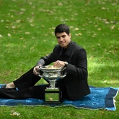 Carlos Alcaraz posa con el título del Open de Australia Carlos Alcaraz posa con el título del Open de Australia