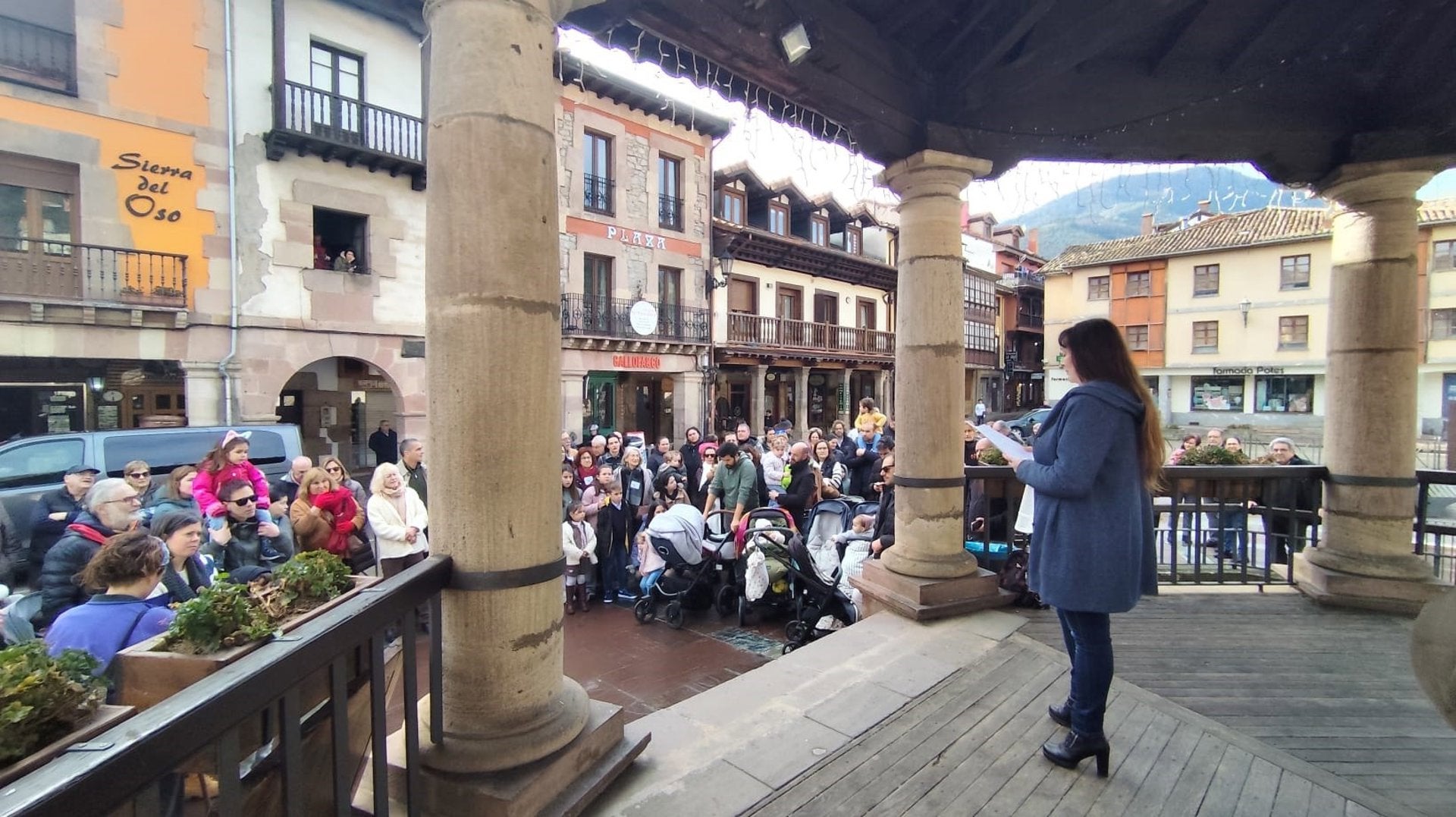 Más de un centenar de personas se concentran en Potes para pedir estabilidad en el servicio pediátrico de Liébana Más de un centenar de personas se concentran en Potes para pedir estabilidad en el servicio pediátrico de Liébana
