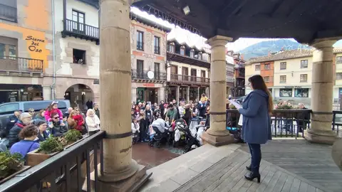 Más de un centenar de personas se concentran en Potes para pedir estabilidad en el servicio pediátrico de Liébana Más de un centenar de personas se concentran en Potes para pedir estabilidad en el servicio pediátrico de Liébana
