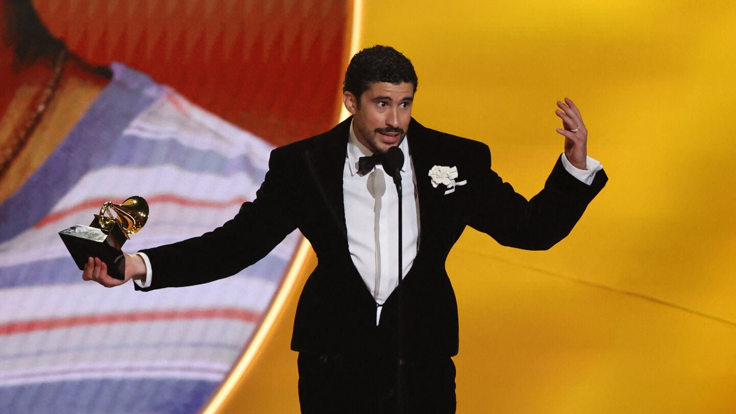 Bud Bunny en el momento de recoger el Grammy al mejor &aacute;lbum del a&ntilde;o por 'Deb&iacute; tirar m&aacute;s fotos'/ Reuters/ /Daniel Cole