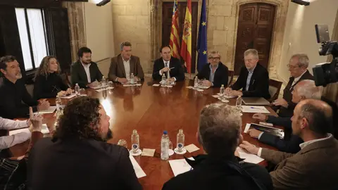 El president de la Generalitat, Juanfran Pérez Llorca, se reúne con asociaciones de vecinos afectados por los deslindes de la costa de la Comunitat Valenciana El president de la Generalitat, Juanfran Pérez Llorca, se reúne con asociaciones de vecinos afectados por los deslindes de la costa de la Comunitat Valenciana