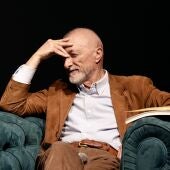 El escritor Arturo Pérez-Reverte, durante la comparecencia en rueda de prensa para informar de la nueva fecha del ciclo ‘Letras en Sevilla’.