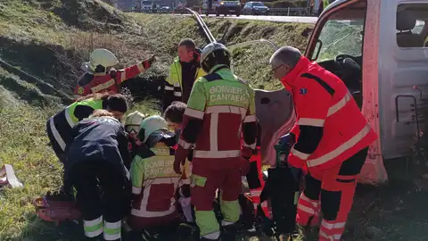 Herido un varón tras salirse de la vía con el camión que conducía en la A-8 a la altura de Laredo Herido un varón tras salirse de la vía con el camión que conducía en la A-8 a la altura de Laredo