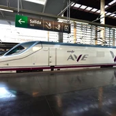 Imagen de archivo de un tren AVE de Renfe. Imagen de archivo de un tren AVE de Renfe.