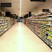 Lineales de productos en una de los supermercados abiertos por Hiperber en el año 2025.