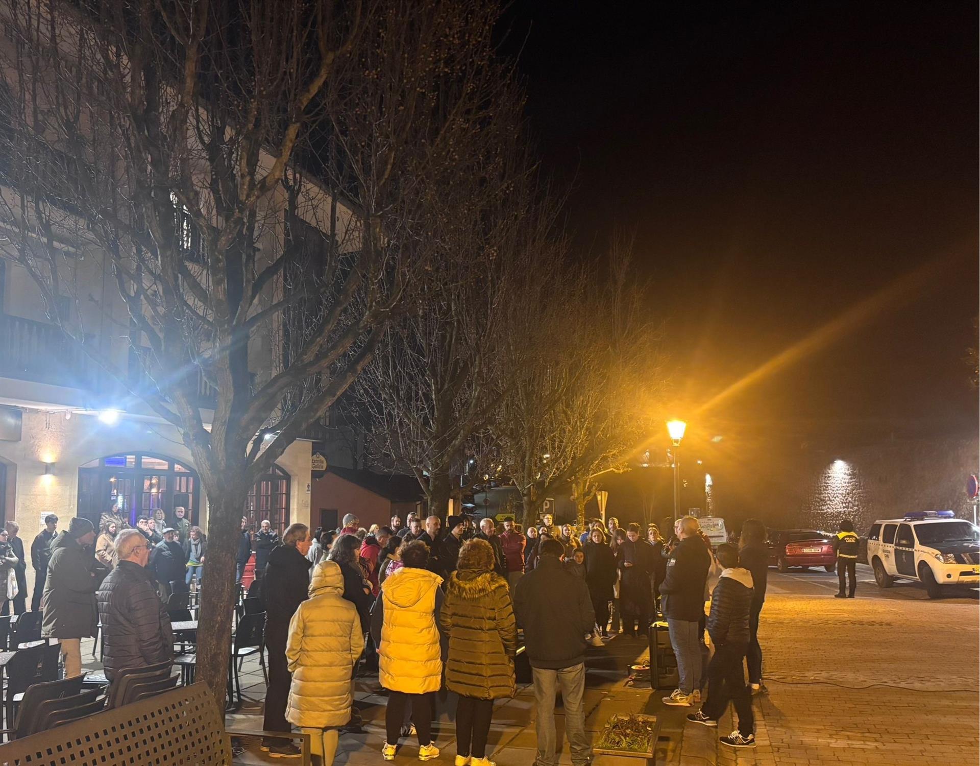 Un centenar de vecinos de Cartes se concentran contra el centro de menores Un centenar de vecinos de Cartes se concentran contra el centro de menores