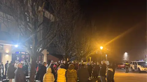 Un centenar de vecinos de Cartes se concentran contra el centro de menores Un centenar de vecinos de Cartes se concentran contra el centro de menores