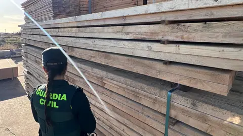 Detenido un joven por el robo continuado de madera en un almacén de Vinaròs Detenido un joven por el robo continuado de madera en un almacén de Vinaròs