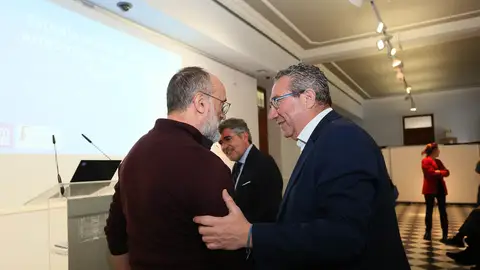 El profesor de la UAE y el presidente de la Diputación en la presentación del informe El profesor de la UAE y el presidente de la Diputación en la presentación del informe