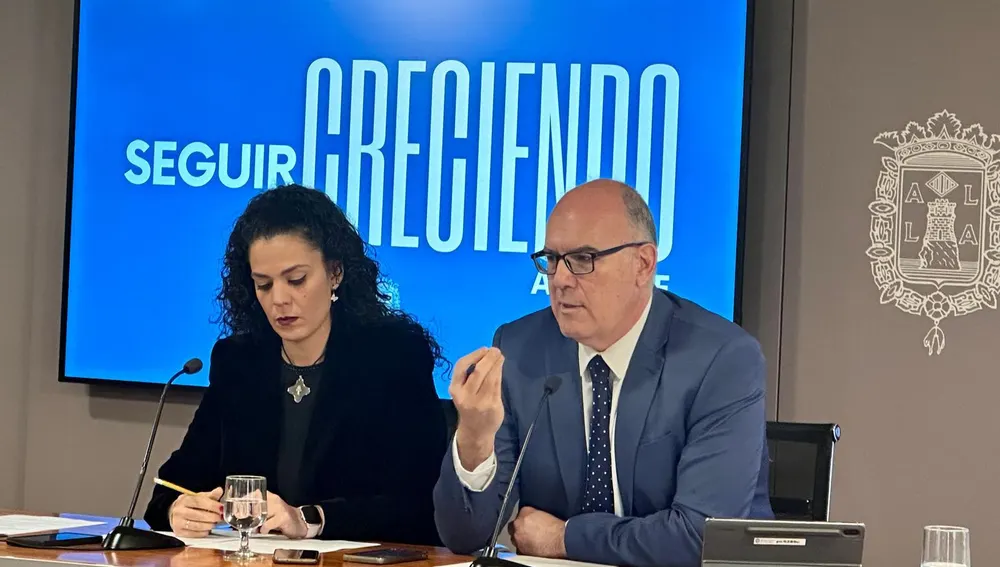 Cristina Cutanda y Manuel Villar en la Sala de prensa Cristina Cutanda y Manuel Villar en la Sala de prensa