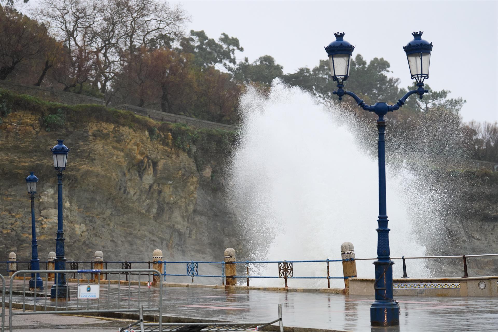 Cantabria, en aviso rojo por oleaje desde esta medianoche hasta las 8.00 del jueves Cantabria, en aviso rojo por oleaje desde esta medianoche hasta las 8.00 del jueves