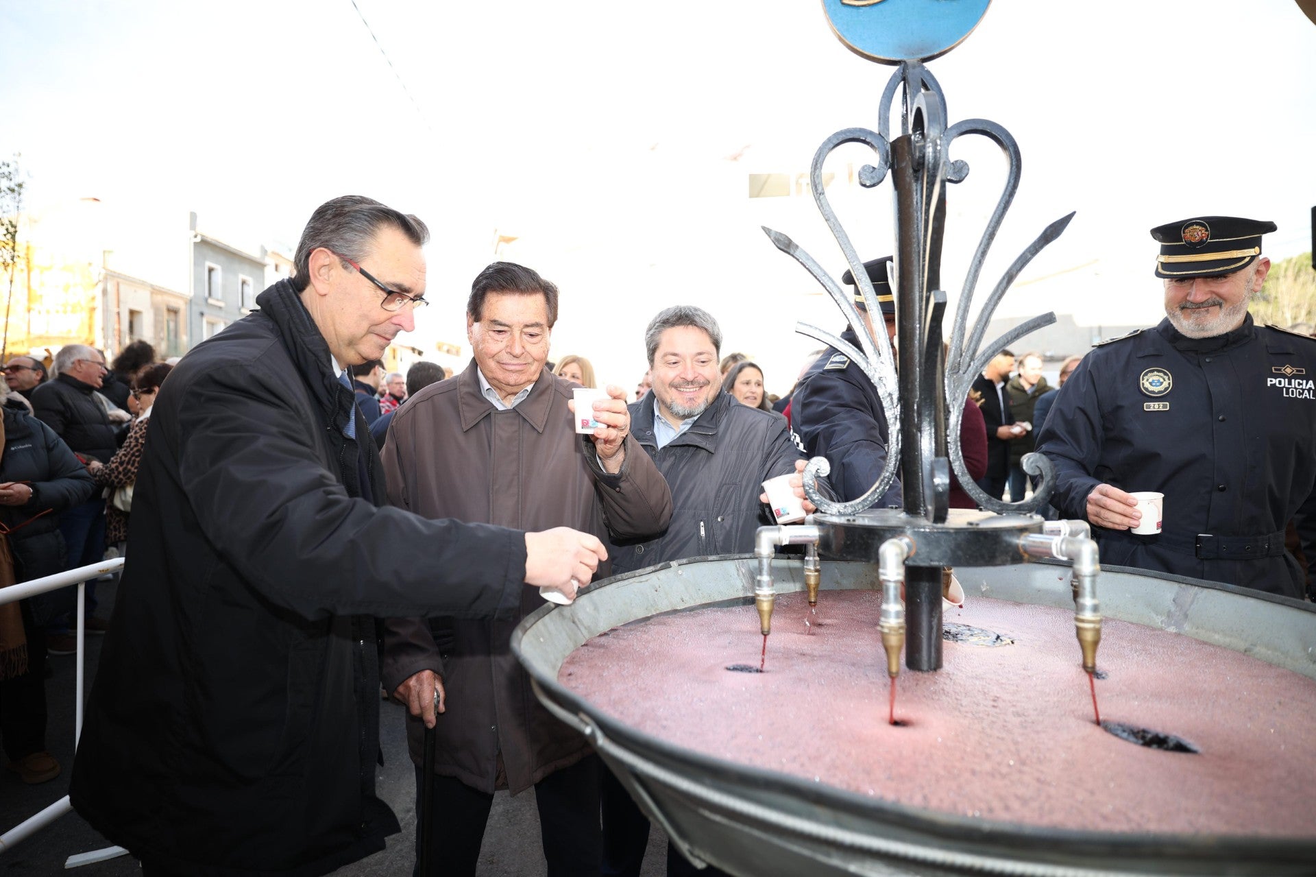 Burriana arranca el día de su patrón Sant Blai con la inauguración de la tradicional Font del Vi Burriana arranca el día de su patrón Sant Blai con la inauguración de la tradicional Font del Vi