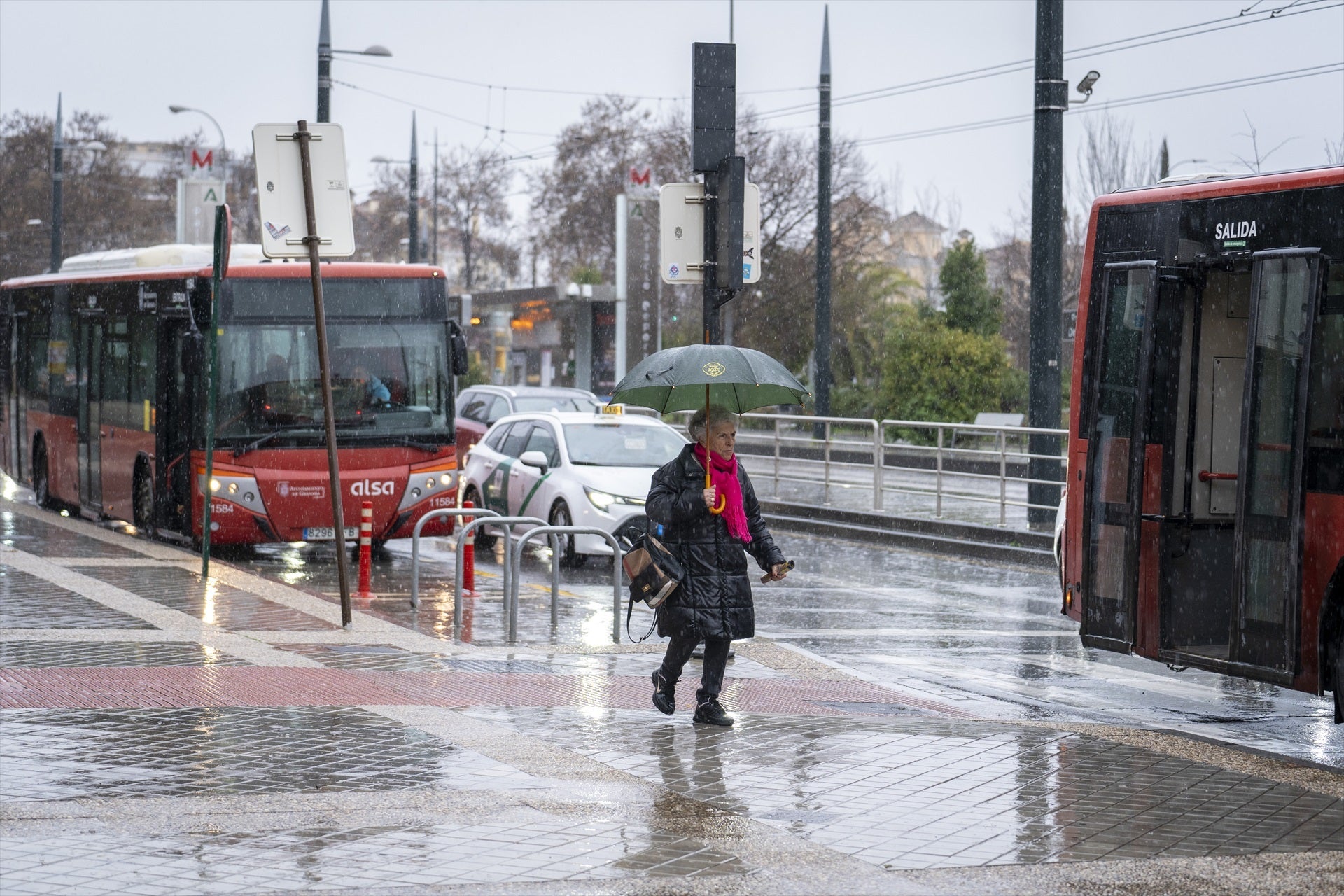 Imágenes de transeúntes por las calles de Granada con el temporal que barre gran parte de Andalucía. Imágenes de transeúntes por las calles de Granada con el temporal que barre gran parte de Andalucía.