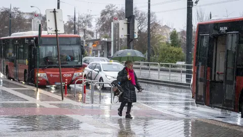 Imágenes de transeúntes por las calles de Granada con el temporal que barre gran parte de Andalucía. Imágenes de transeúntes por las calles de Granada con el temporal que barre gran parte de Andalucía.