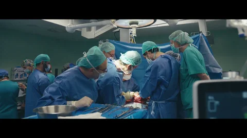 Equipo médico duarante una donación múltiple de órgranos.