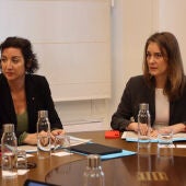 La consellera d'Economia, Alícia Romero; i la líder parlamentària dels Comuns, Jéssica Albiach, en una reunió de seguiments dels acords