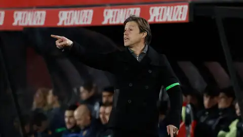 El entrenador del Sevilla, Matías Almeyda, durante el encuentro correspondiente a la jornada 22 de Laliga EA Sports que disputan este lunes Mallorca y Sevilla en el estadio de Son Moix, en la capital balear. El entrenador del Sevilla, Matías Almeyda, durante el encuentro correspondiente a la jornada 22 de Laliga EA Sports que disputan este lunes Mallorca y Sevilla en el estadio de Son Moix, en la capital balear.