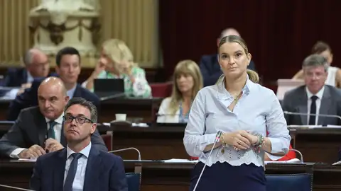 La presidenta del Govern balear, Marga Prohens, interviene durante un pleno en el Parlament balear. La presidenta del Govern balear, Marga Prohens, interviene durante un pleno en el Parlament balear.