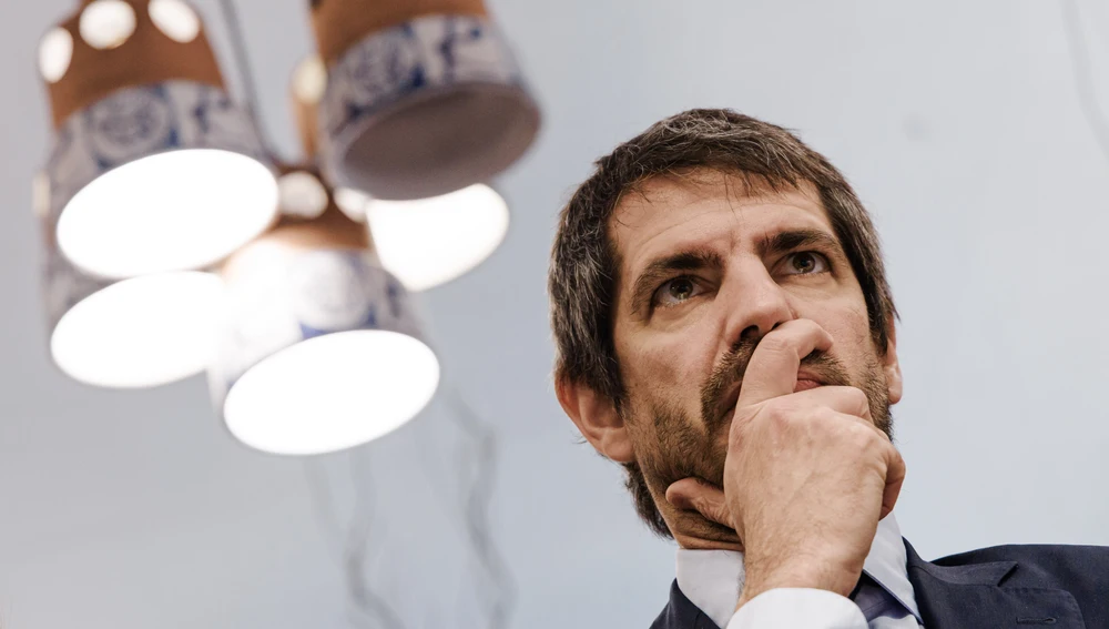 Urtasun anuncia que están dispuestos a negociar con Junts cambios en las medidas antidesahucios. Urtasun anuncia que están dispuestos a negociar con Junts cambios en las medidas antidesahucios.