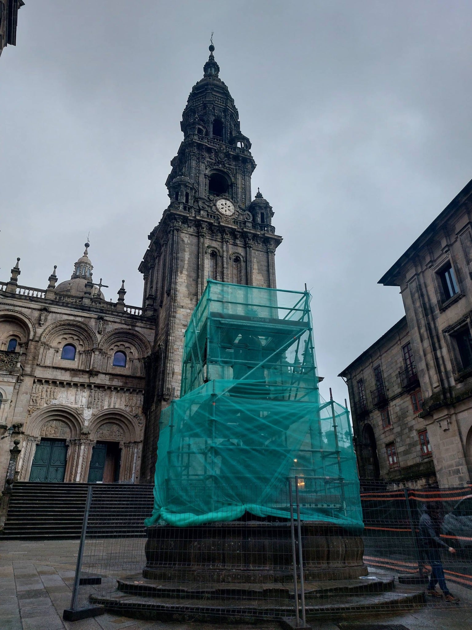 La fuente de los Caballos de la Praza de Platerías permanecerá rodeada de andamios para realizar un estudio histórico artístico "para detectar alteraciones" La fuente de los Caballos de la Praza de Platerías permanecerá rodeada de andamios para realizar un estudio histórico artístico "para detectar alteraciones"