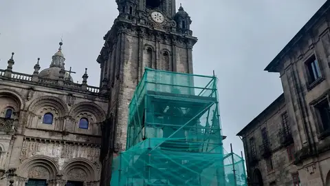 La fuente de los Caballos de la Praza de Platerías permanecerá rodeada de andamios para realizar un estudio histórico artístico "para detectar alteraciones" La fuente de los Caballos de la Praza de Platerías permanecerá rodeada de andamios para realizar un estudio histórico artístico "para detectar alteraciones"