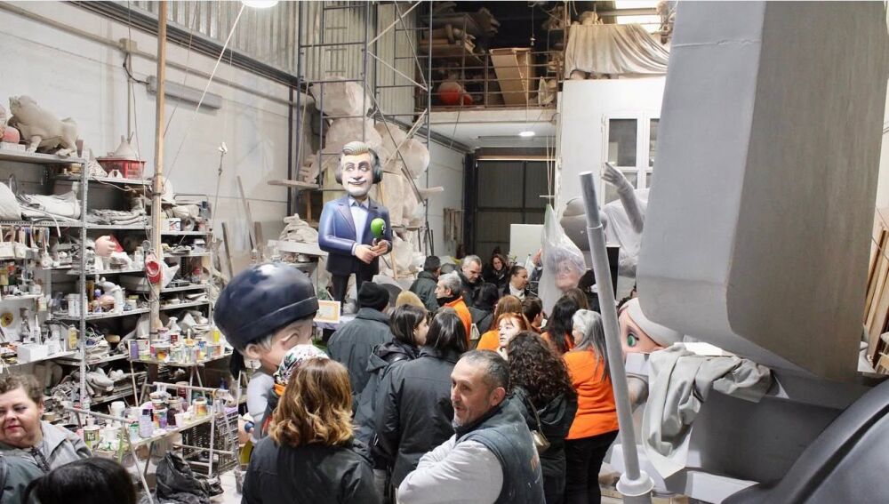 El ninot Carlos Alsina en el taller/ Onda Cero Valencia 