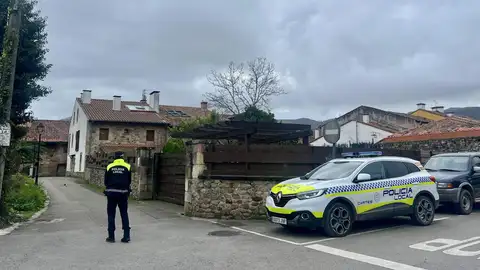 Un agente de Policía Local en la zona de la vivienda a la que está previsto que lleguen menores migrantes Un agente de Policía Local en la zona de la vivienda a la que está previsto que lleguen menores migrantes
