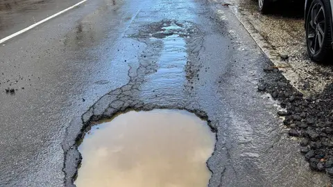 El gobierno de Santiago apunta al mal tiempo que afecta de manera "muy fuerte" a la situación de los pavimentos mientras la oposición lamenta la "falta de planificación y mantenimiento El gobierno de Santiago apunta al mal tiempo que afecta de manera "muy fuerte" a la situación de los pavimentos mientras la oposición lamenta la "falta de planificación y mantenimiento