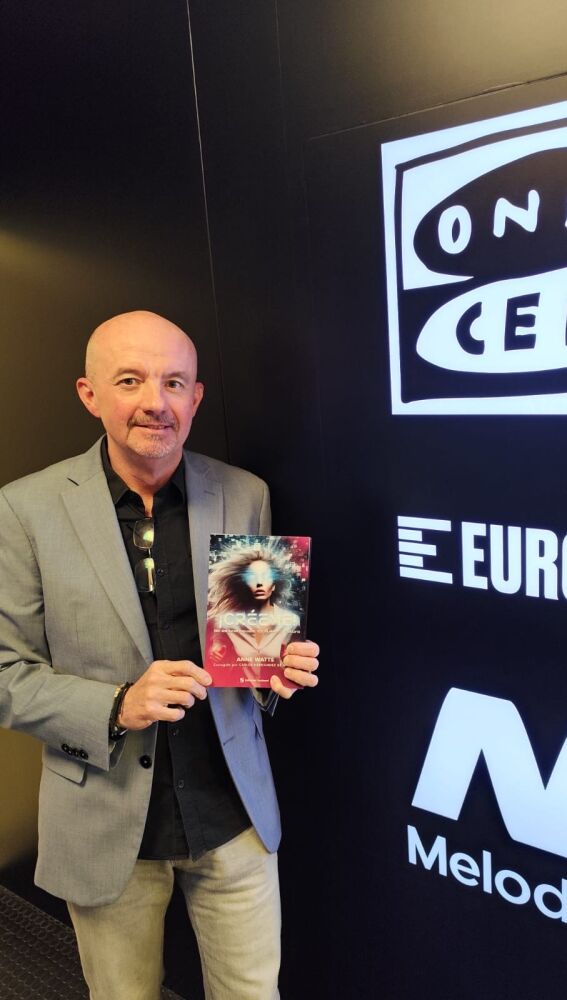 Carlos Hernández presentando su último libro en Onda Cero.