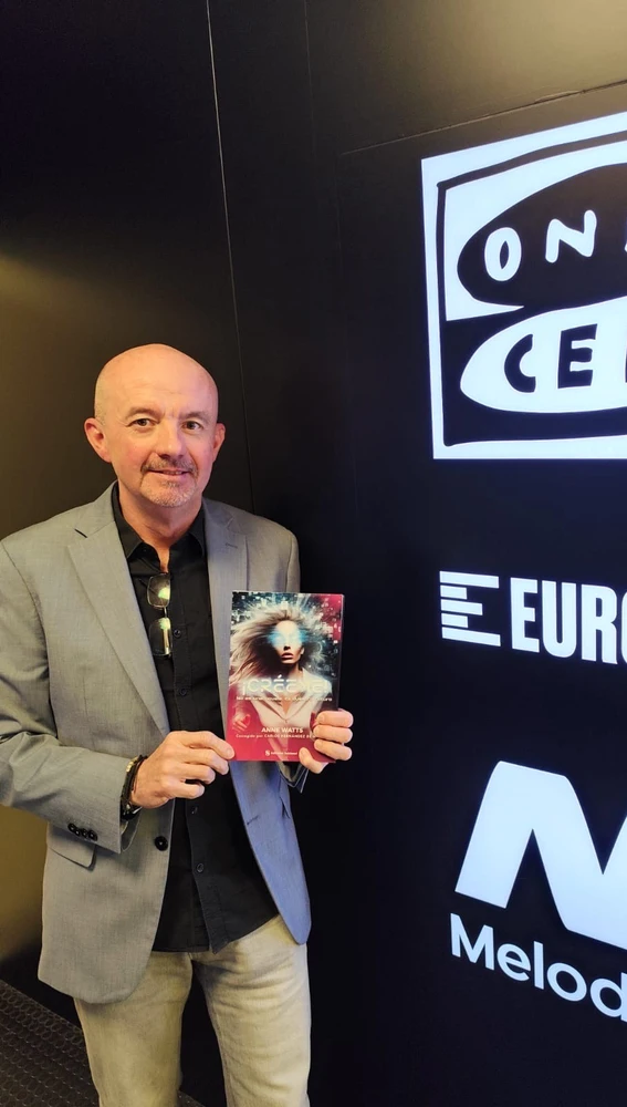 Carlos Hernández presentando su último libro en Onda Cero. Carlos Hernández presentando su último libro en Onda Cero.