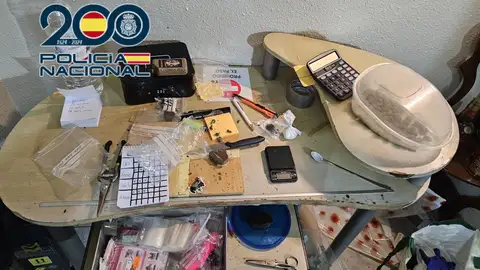 La Policía Nacional ha desmantelado en Elche un punto de venta situado en un piso en Carrús. La Policía Nacional ha desmantelado en Elche un punto de venta situado en un piso en Carrús.