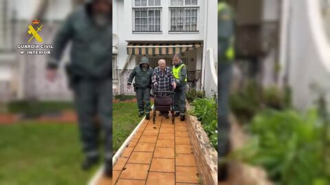 Efectivos de la Guardia Civil desalojan a varios vecinos en Los Barrios (Cádiz) 