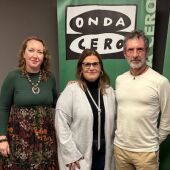 Paquita Bonnín, presidenta de la Junta del Mercat Pere Garau, en el centro, acompañado de Gabriel Llinás y Elka Dimitrova