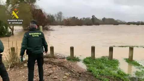 Agentes de la Guardia Civil crean una zona de seguridad ante la crecida del río Guadiamar Agentes de la Guardia Civil crean una zona de seguridad ante la crecida del río Guadiamar