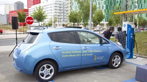 Imagen de archivo de un vehículo eléctrico en una "electrolinera" de Vitoria. Imagen de archivo de un vehículo eléctrico en una "electrolinera" de Vitoria. EFE/Adrián Ruiz de Hierro