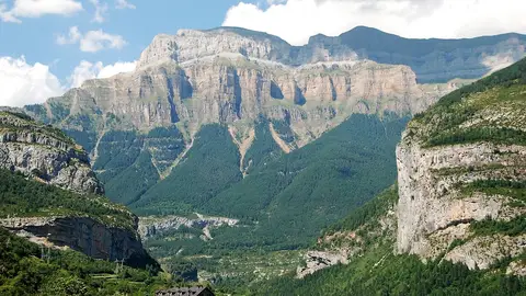 El Parque nacional de Ordesa y Monte Perdido es uno de nuestros atractivos turísticos El Parque nacional de Ordesa y Monte Perdido es uno de nuestros atractivos turísticos