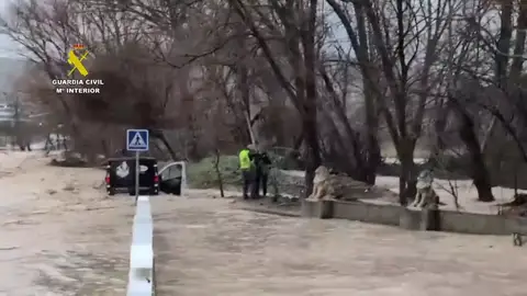 Corte en la A-4076 por el desbordamiento del río de Las Juntas Corte en la A-4076 por el desbordamiento del río de Las Juntas