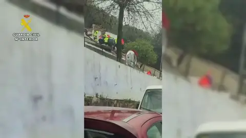 La Guardia Civil rescata a un hombre en Ubrique (Cádiz) tras el desprendimiento de una roca sobre su casa La Guardia Civil rescata a un hombre en Ubrique (Cádiz) tras el desprendimiento de una roca sobre su casa