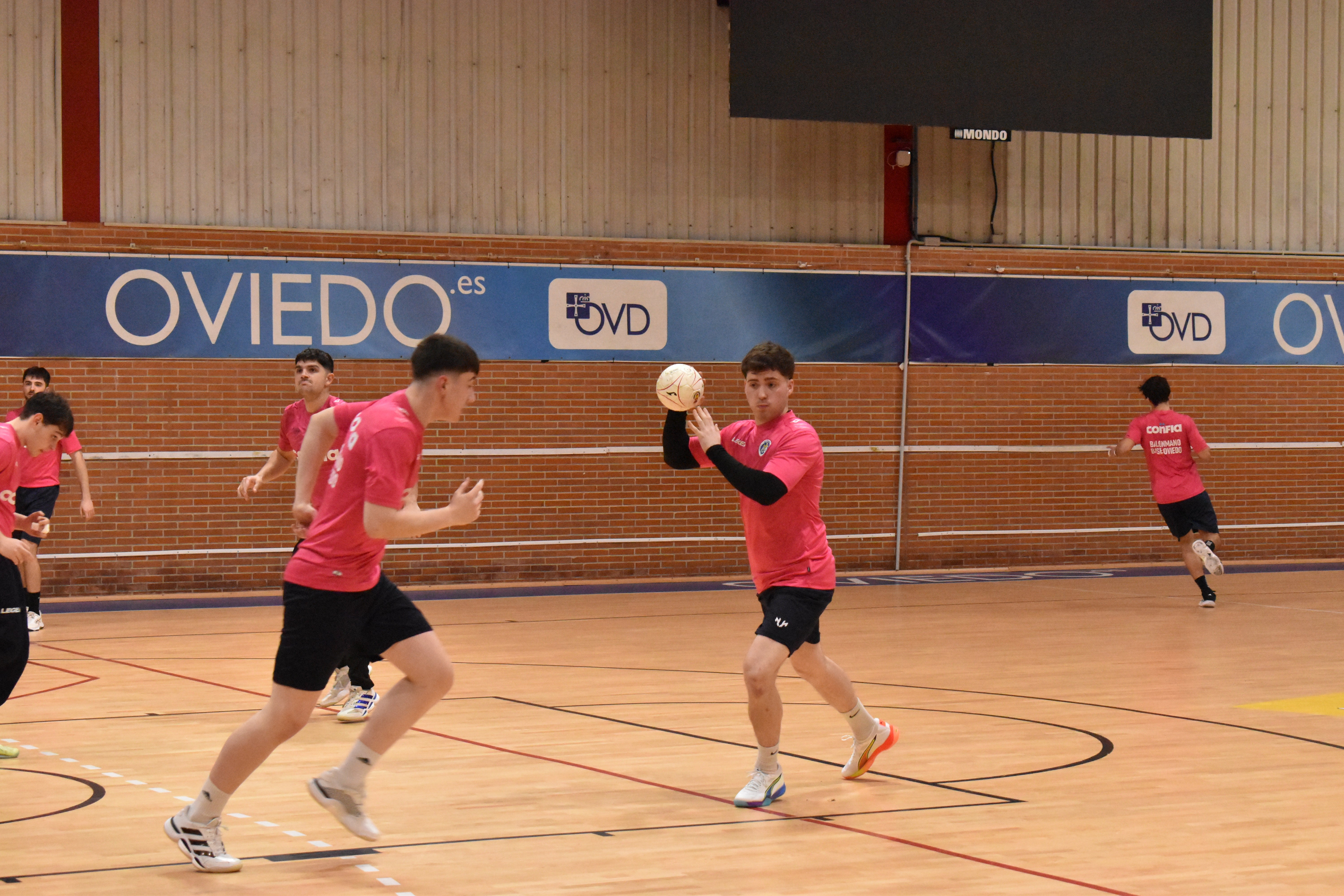 Confía Oviedo refuerza su plantilla Confía Oviedo refuerza su plantilla