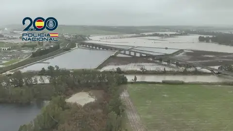El impresionante vídeo de la Policía Nacional con la vista aérea de las inundaciones junto al río Guadalete en Jerez El impresionante vídeo de la Policía Nacional con la vista aérea de las inundaciones junto al río Guadalete en Jerez