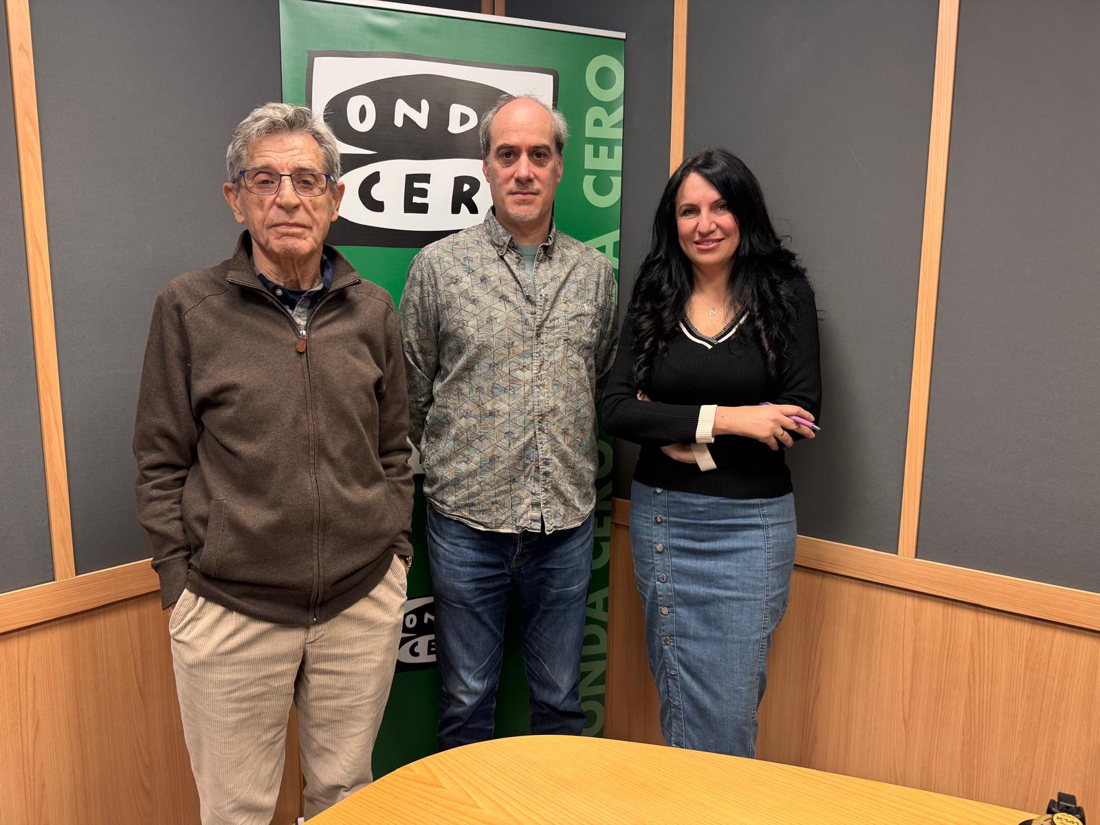 La Asociación de Amigos de la Biblioteca Azorín mantiene la protesta este jueves pese a la reapertura parcial del servicio La Asociación de Amigos de la Biblioteca Azorín mantiene la protesta este jueves pese a la reapertura parcial del servicio