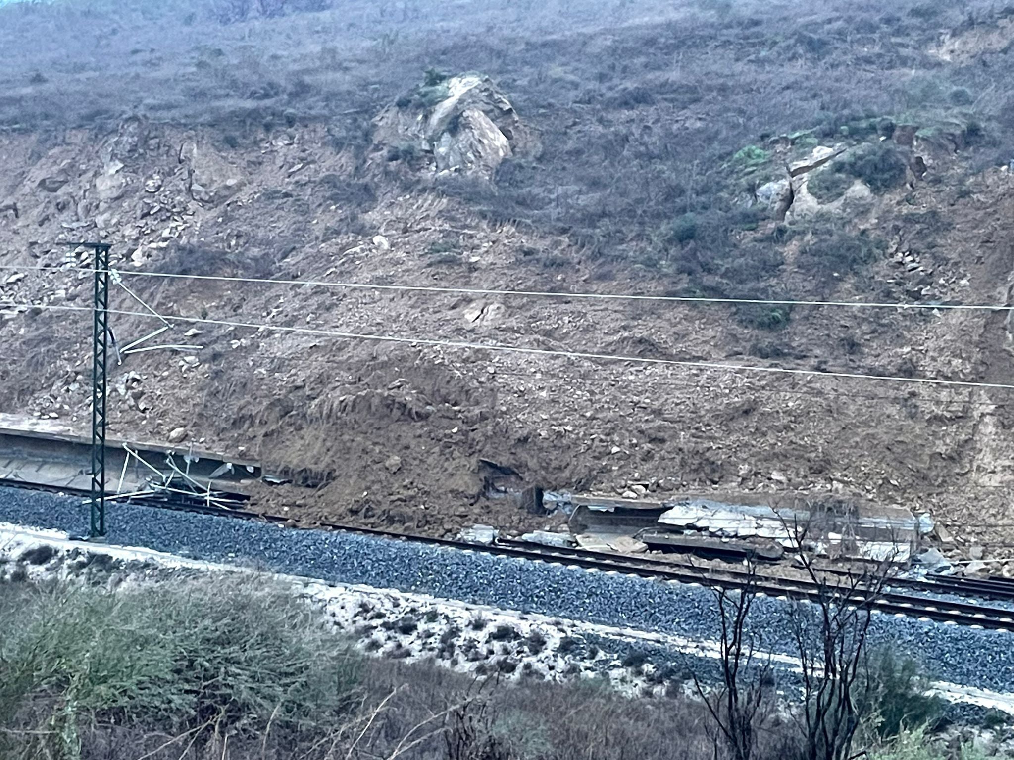 La borrasca Leonardo obliga a suspender el tráfico ferroviario en Málaga La borrasca Leonardo obliga a suspender el tráfico ferroviario en Málaga