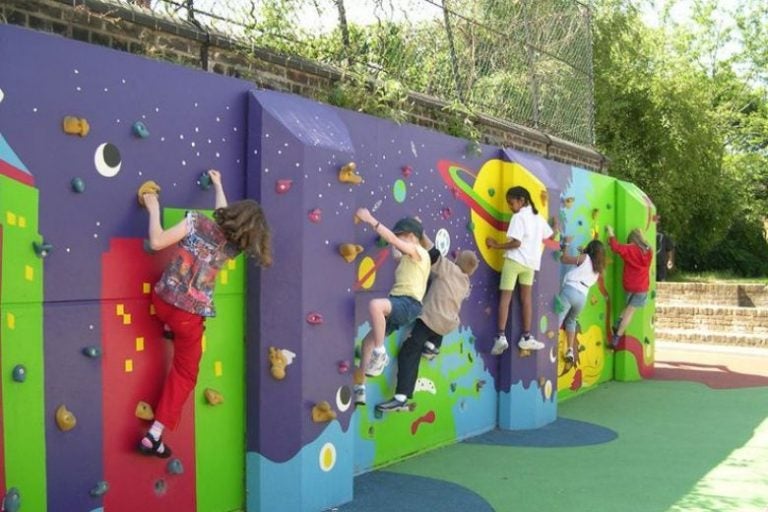 Contigo Elche plantea crear patios en los colegios en áreas lúdicas, inclusivas y que fomenten la creatividad Contigo Elche plantea crear patios en los colegios en áreas lúdicas, inclusivas y que fomenten la creatividad