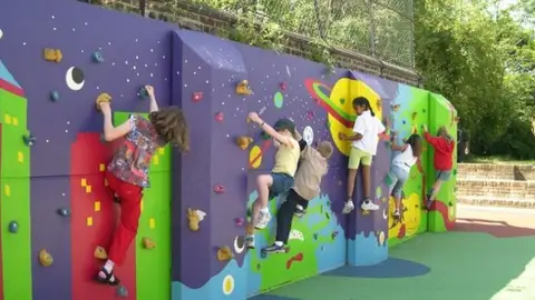Patio de un colegio con alguno de los elementos que pide instalar Contigo Elche. Patio de un colegio con alguno de los elementos que pide instalar Contigo Elche.