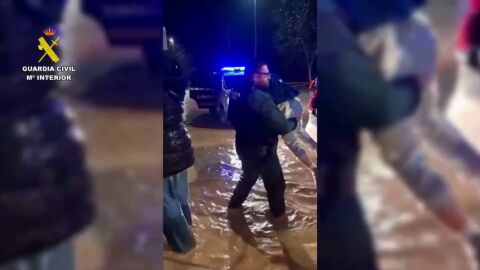 Agentes de la Guardia Civil desalojan viviendas en Huétor Tájar (Granada) 