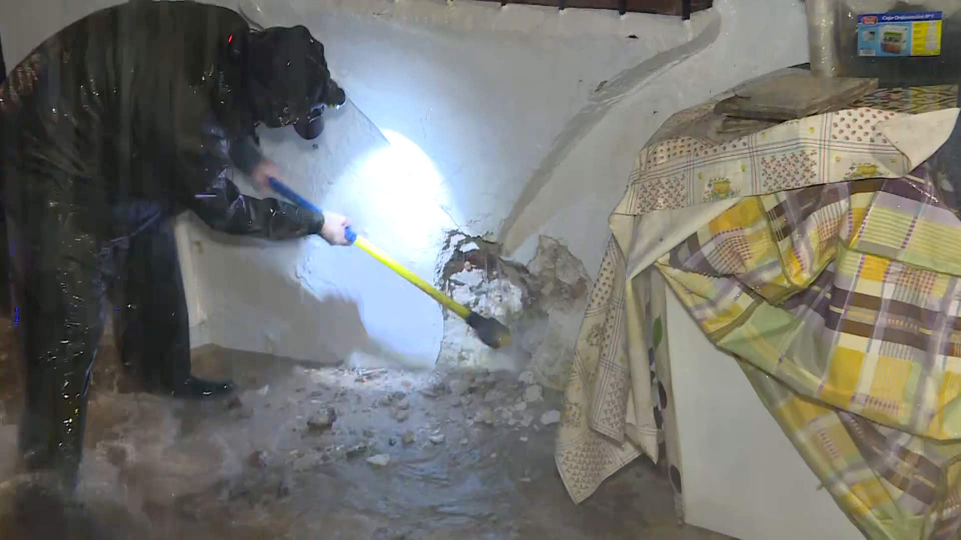 El temporal obliga a romper las fachadas de las casas en Grazalema (Cádiz): "Es la única forma para que no se derrumben" El temporal obliga a romper las fachadas de las casas en Grazalema (Cádiz): "Es la única forma para que no se derrumben"