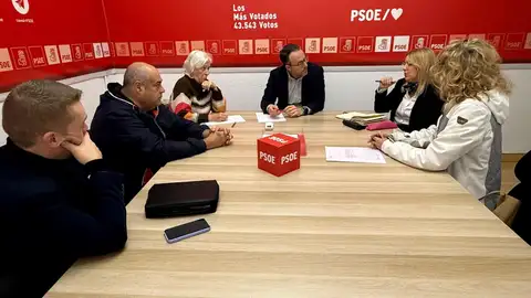 Reunión de representantes del PSOE con representantes de familiares de la residencia de Altabix y de la plataforma por la le de dependencia. Reunión de representantes del PSOE con representantes de familiares de la residencia de Altabix y de la plataforma por la le de dependencia.